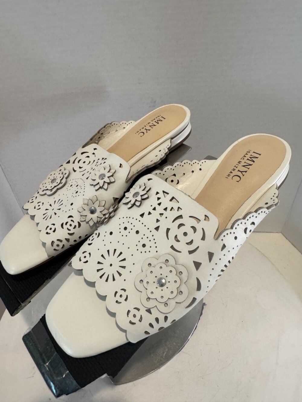IMNYC Isaac Mizrahi Moyen Women's White Flat Sandals size 5.5 NEW